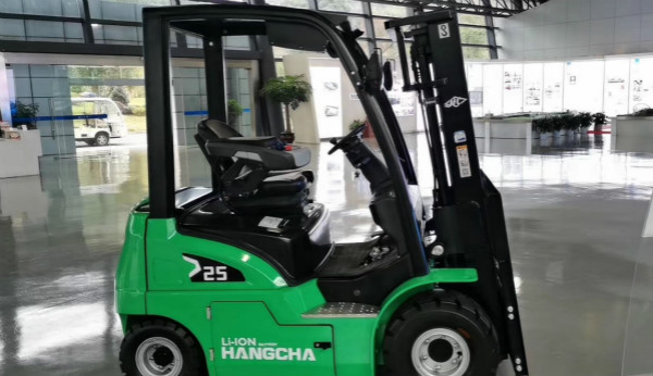 電動(dòng)叉車買鋰電的還是鉛酸的？當(dāng)然是鋰電的！