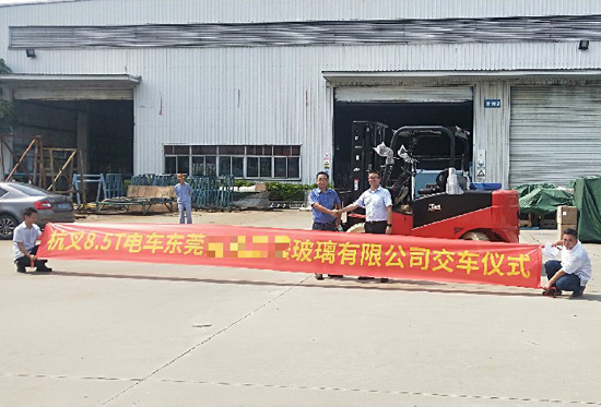叉車搬運(yùn)玻璃？要輕拿輕放！